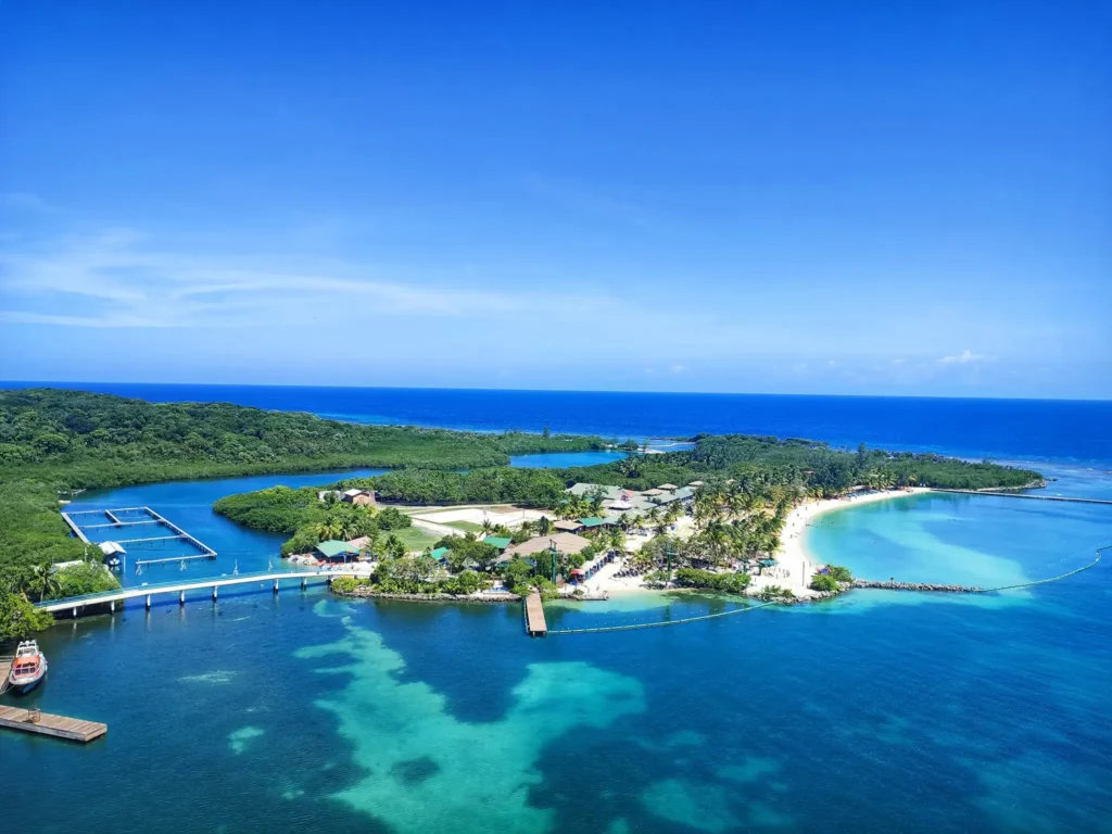 Isola di Roatan, Moagany Bay posta nei pressi del porto in cui attraccano le navi da crociera