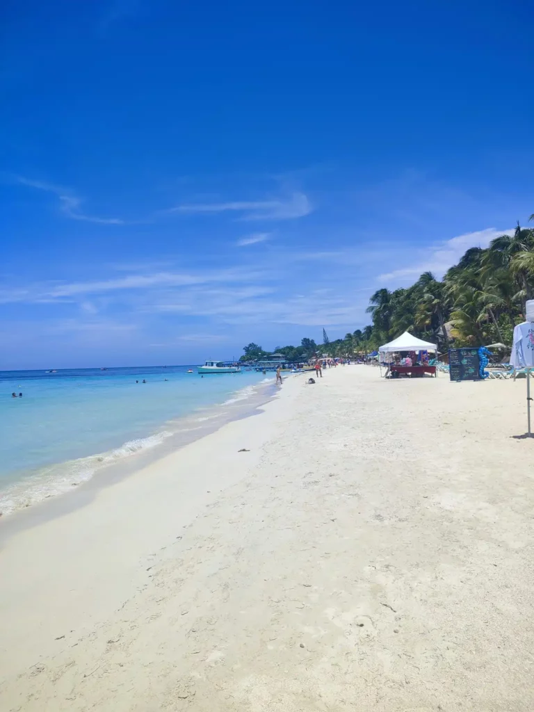 West Bay Beach , Isola di Roatan Honduras un lato della spiaggia