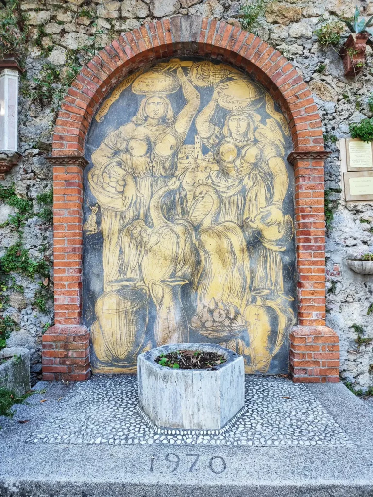 L'opera di Murabito nella piazza principale di Casoli