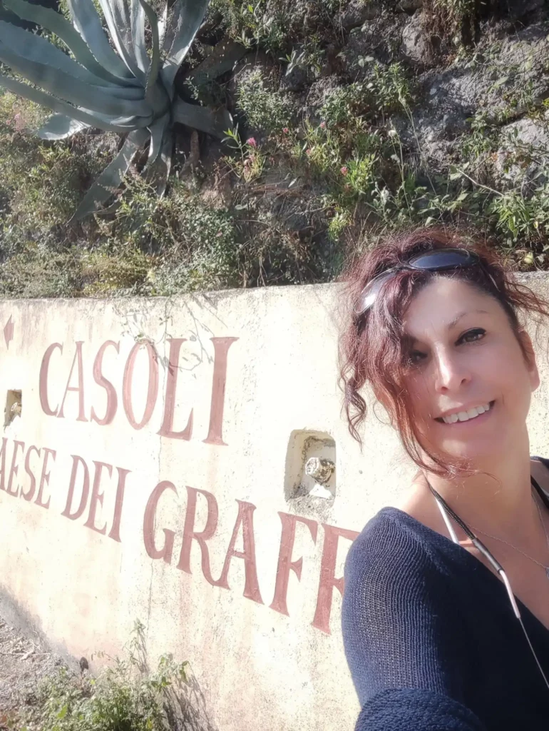 Me davanti alla scritta Casoli il paese dei graffiti