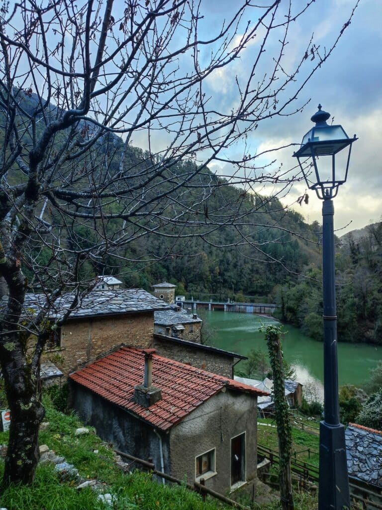 Isola Santa, uno scorcio visto dalla strada