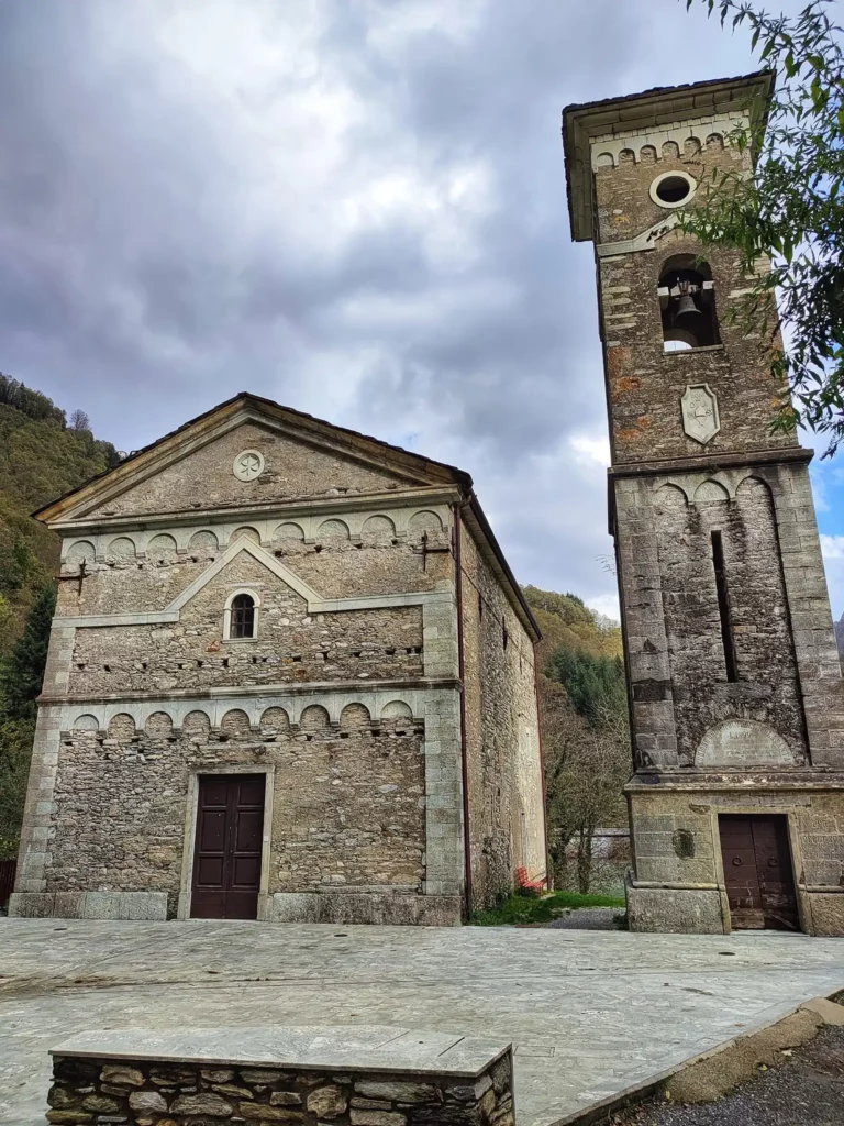 Isola Santa, Garfagnana Lucca, Chiesa e campanile 