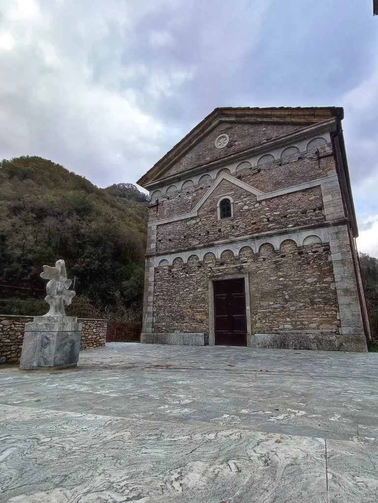 Isola Santa, Chiesa e Statua Albero del pellegrino