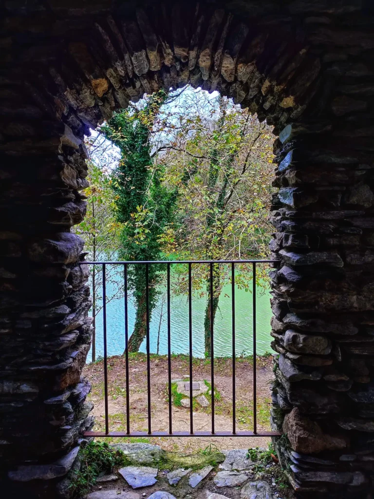 Vista sul lago da una finestra