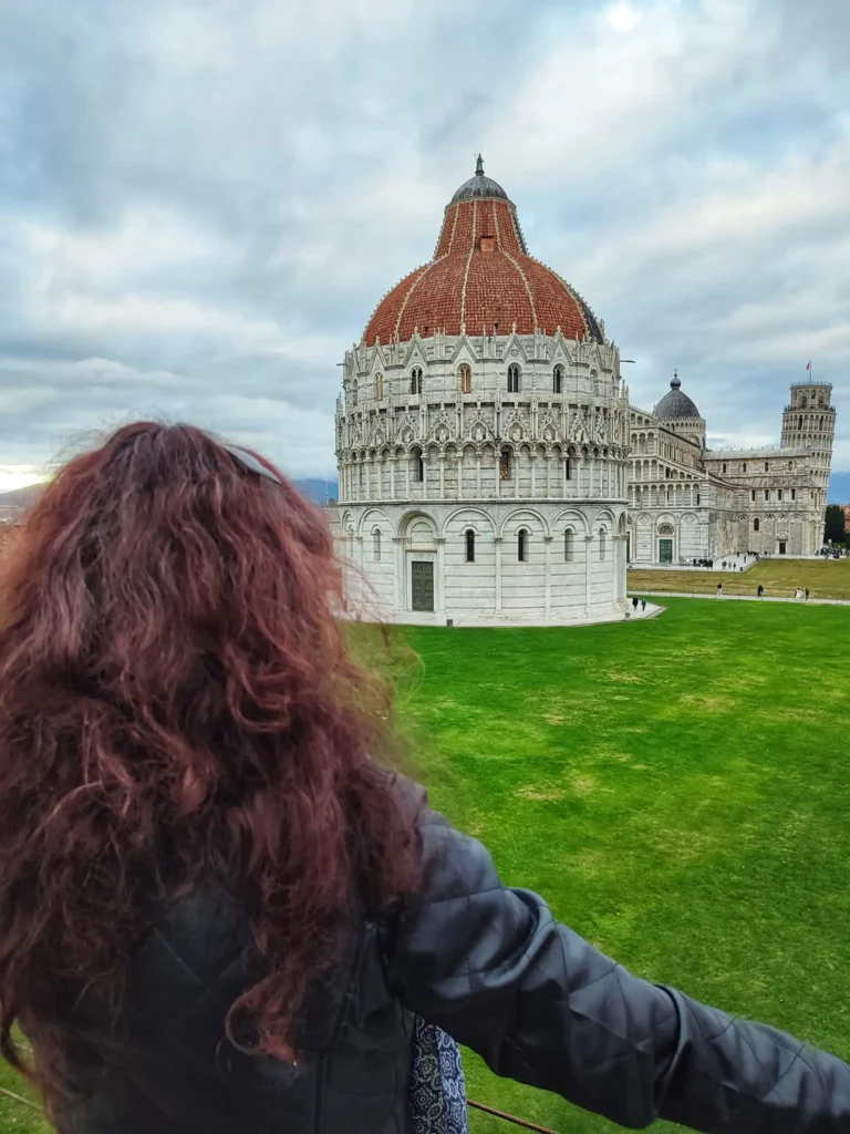 Io che ammiro piazza dei Miracoli dal camminamento