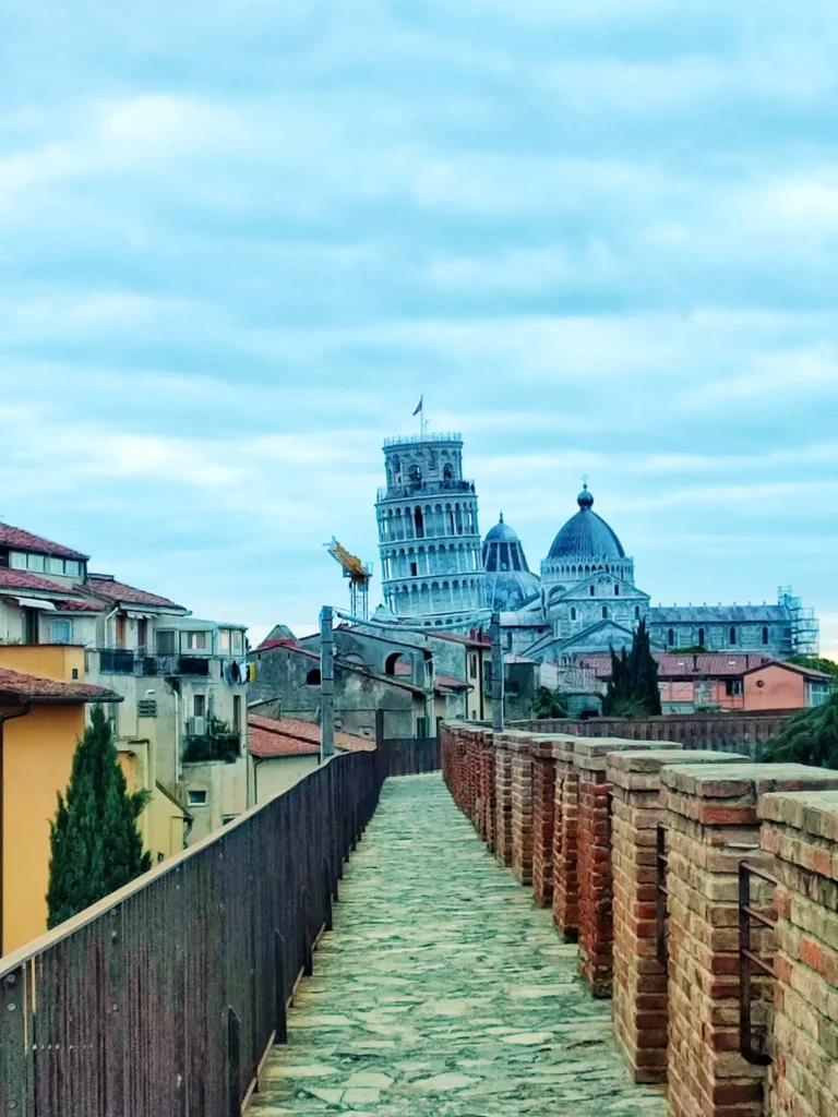 Scorcio camminamento Mura Pisa