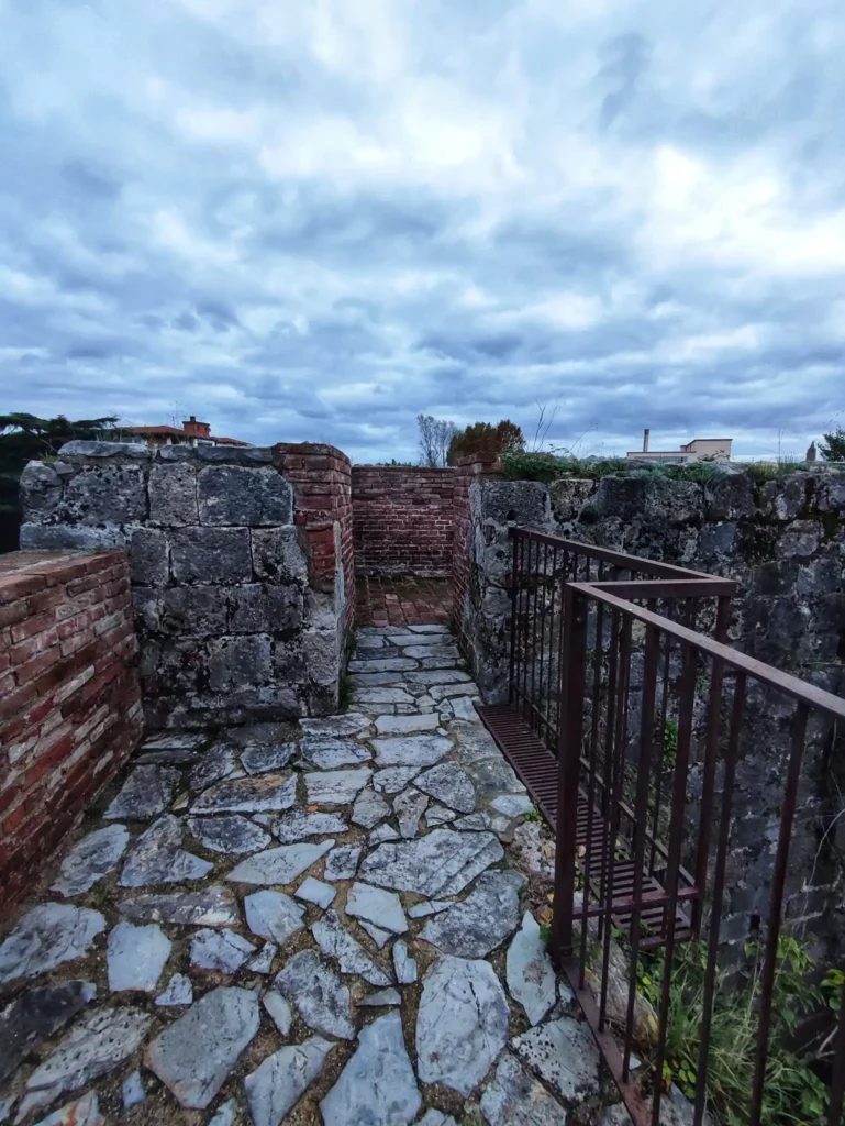 Uno scorcio del camminamento sulle mura 