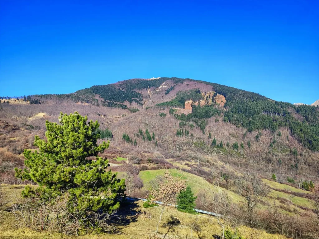 vista sul Monte Giogo dalla panchina