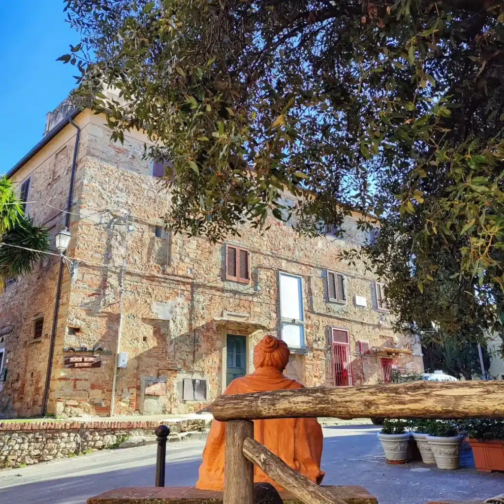 Casa in cui Carducci trascorse l'infanzia e la statua della nonna