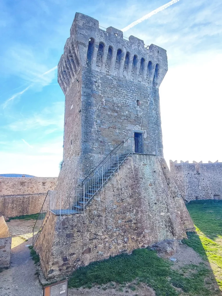 Populonia alta,  la torre