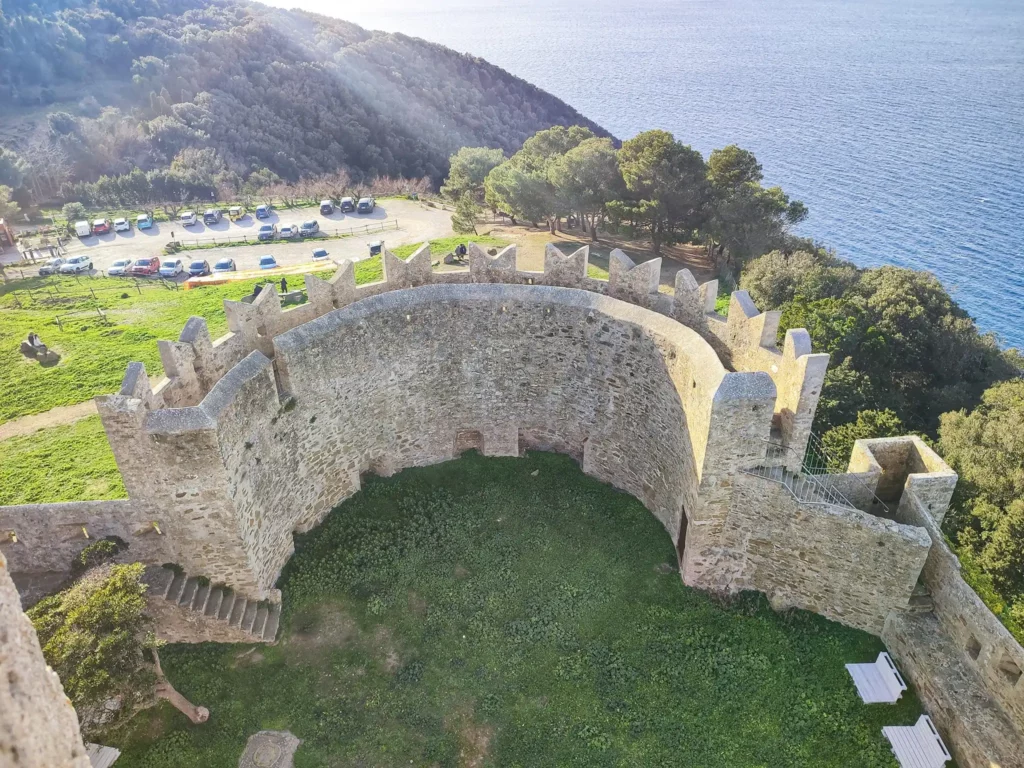 Torrione semicircolare della Rocca di Populonia