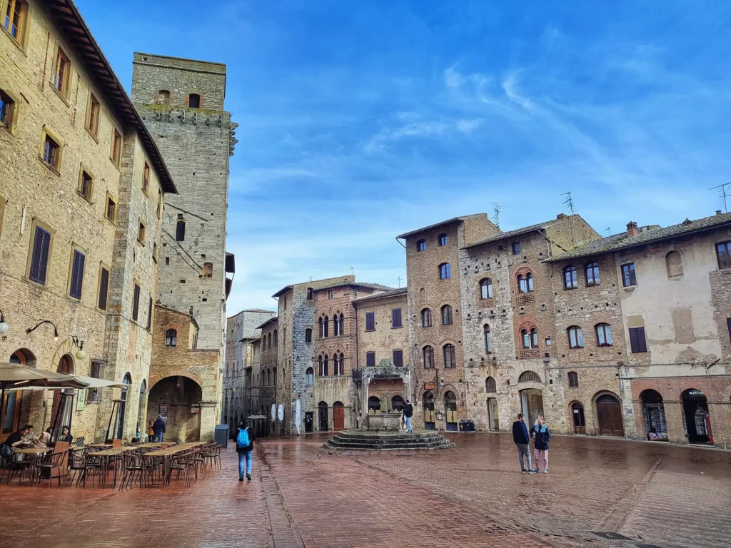 Piazza della Cisterna a San Gimignano