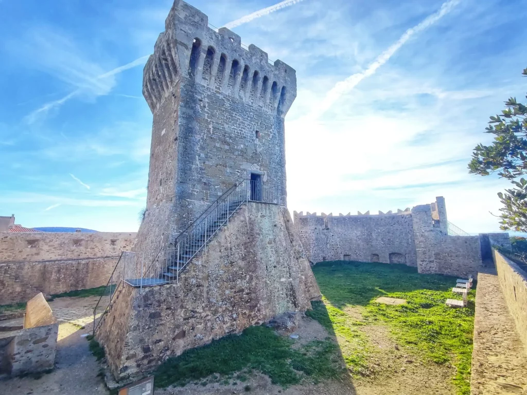 Rocca di Populonia, interno