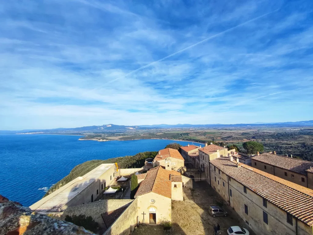 Vista sul borgo e sulla costa dalla Torre di Populonia