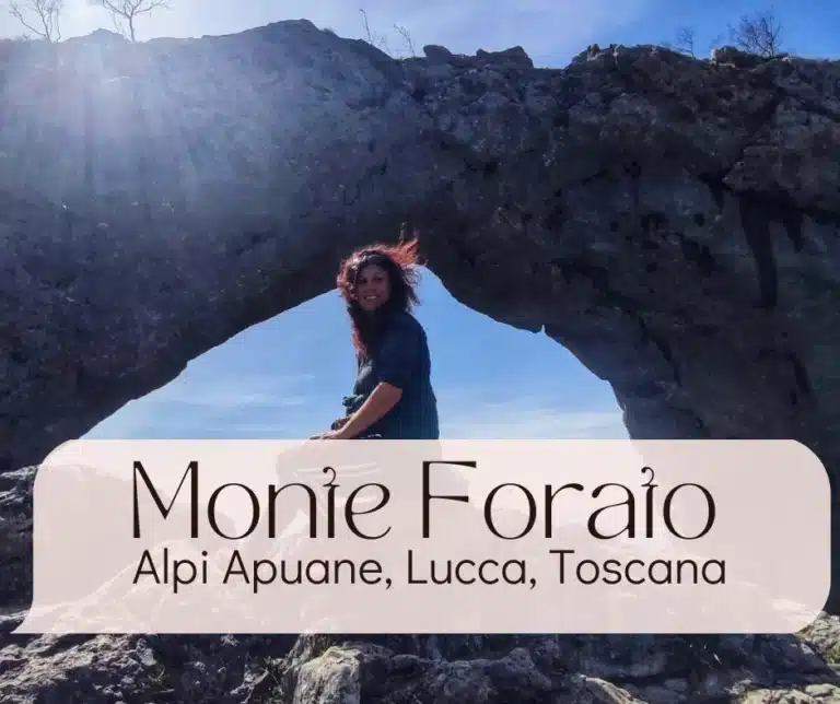 Copertina articolo con scritta Monte Forato Alpi apuane Lucca e sfondo io sotto l arco di roccia